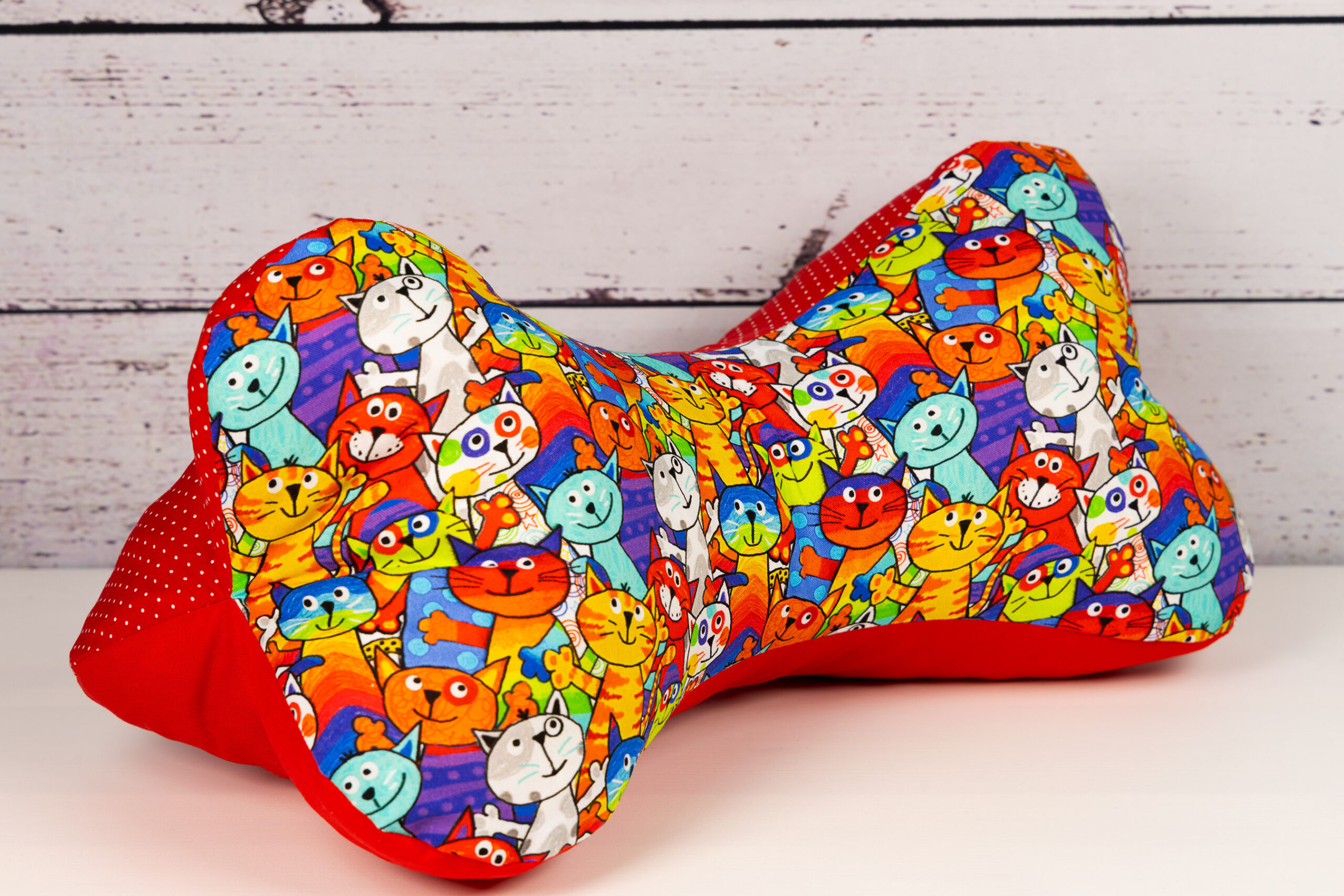 Leseknochen XL (42 x 22 cm) - Bunte Katzen Red Edition - SALE